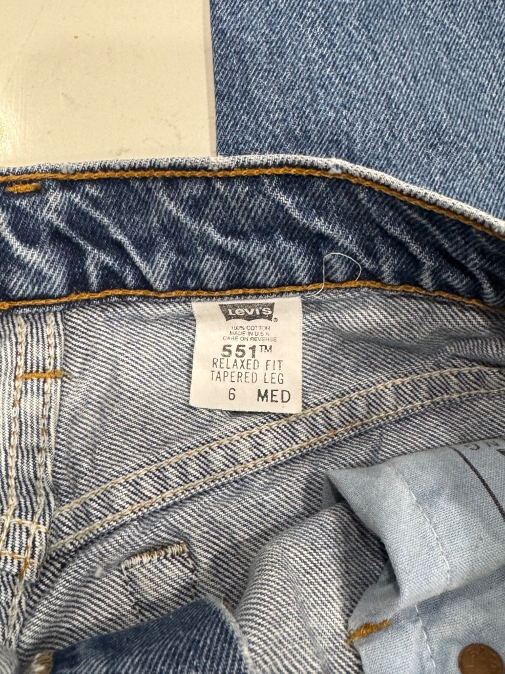 Levi's 551 Relaxed fit Tapered Leg 6 Med. - Picture 6 of 7